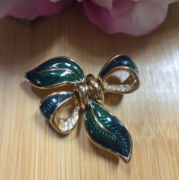 Jewelry - Elegant Green and Gold Enamel Leaf Brooch
